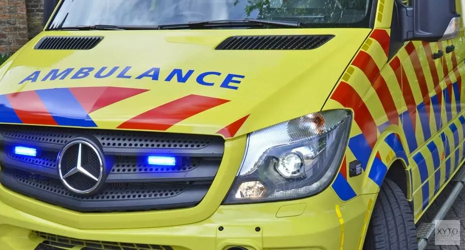 Auto botst hard tegen verkeerslicht in Haarlem: drie gewonden