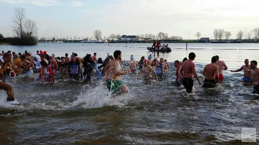 Nieuwjaarsduikers opgelet: harde wind zorgt voor snijdende kou