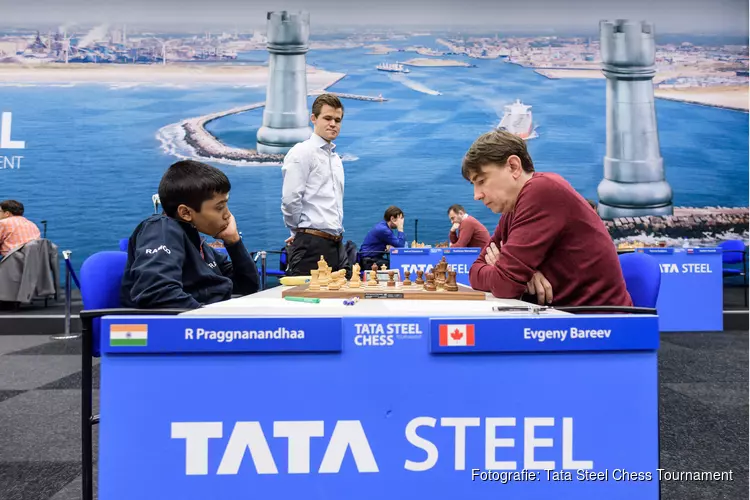 Wereldkampioen Carlsen toont veel aandacht voor jongste grootmeester Tata Steel