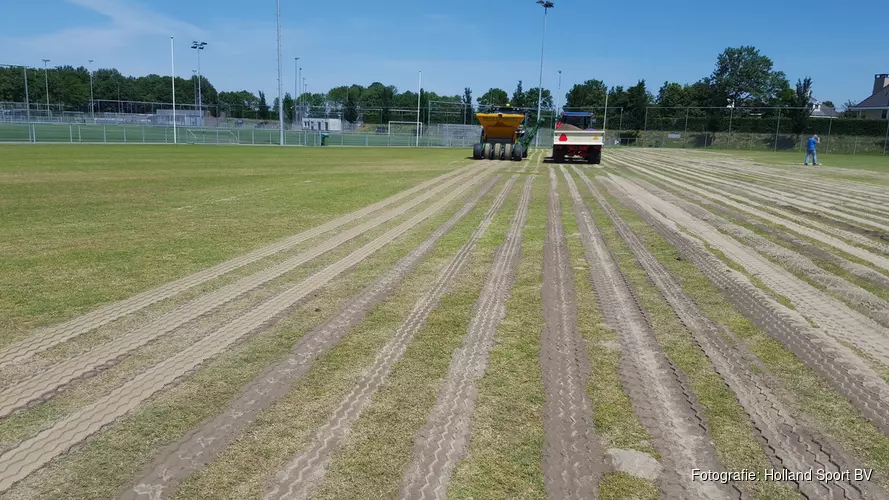 Na een jaar van ‘natte voeten’ nu nieuw gras op sportpark De Koog