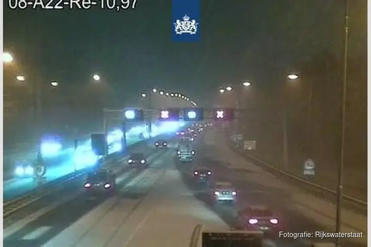 &#39;Sneeuwstoring&#39; in Wijker- en Velsertunnel zorgt voor lange files op A9