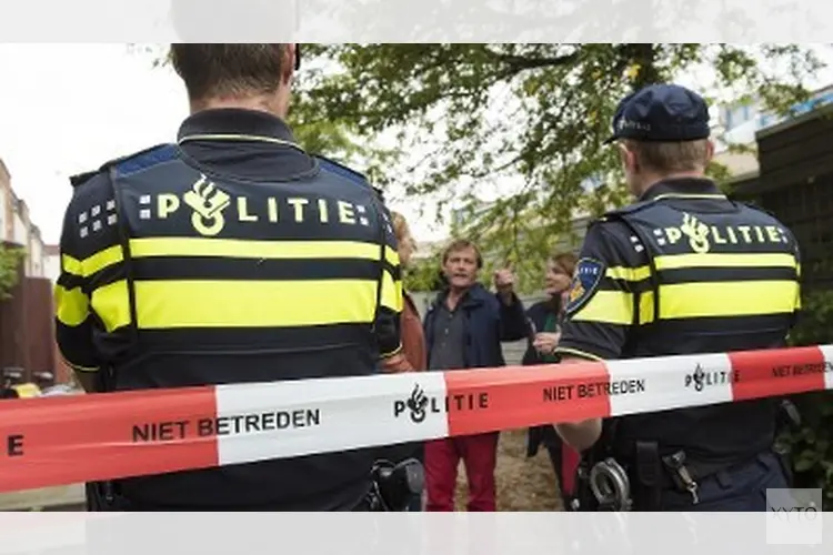 Lege koffer op bordes voor stadhuis