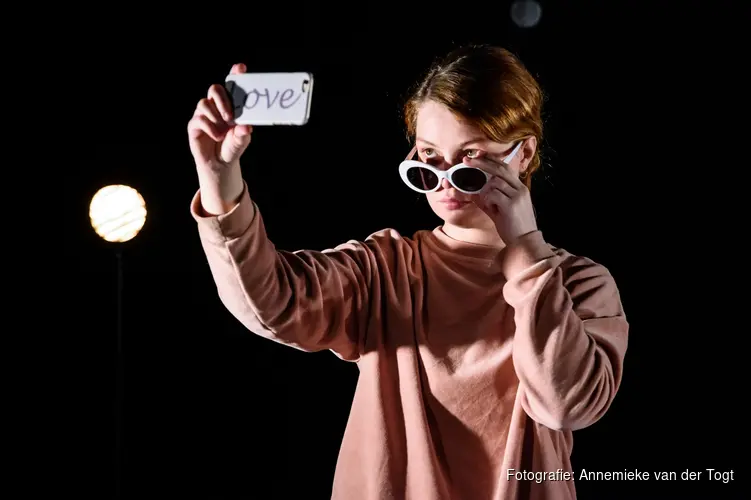 Intens en intiem portret van een jonge vrouw