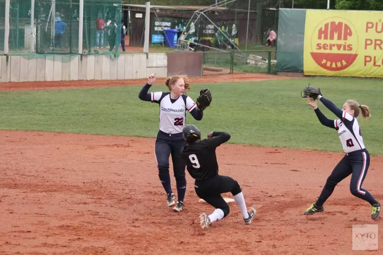 Nederlands softbalteam U16 op bezoek bij Rooswijk