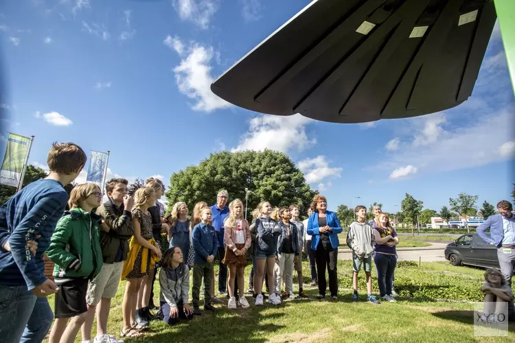 SmartFlower feestelijk geopend door leerlingen van de Bosbeekschool