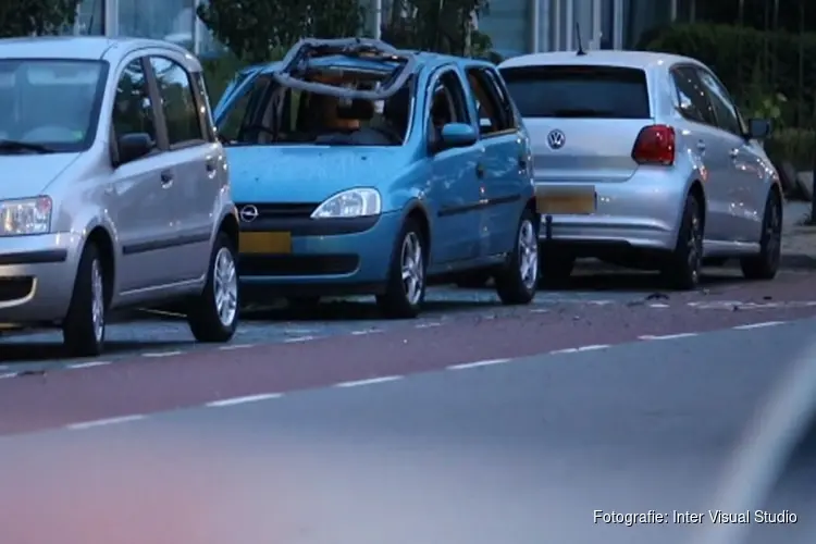 Auto zwaar beschadigd door explosie