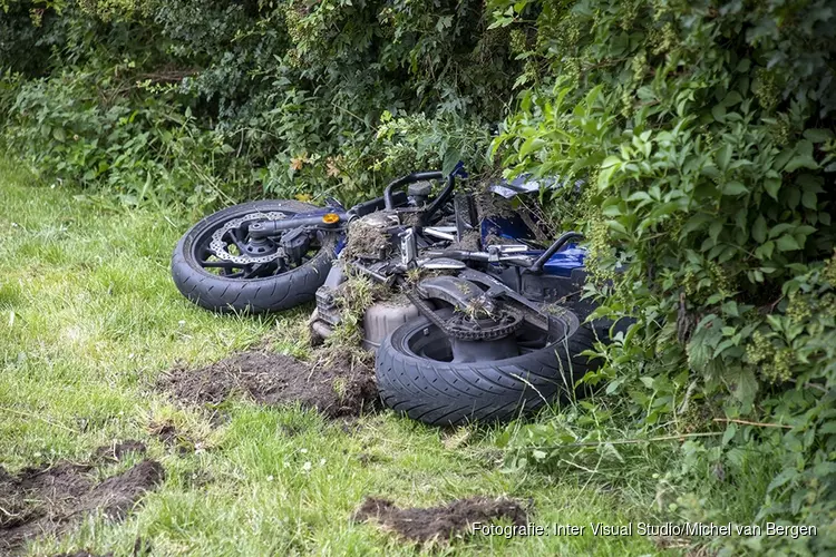 Motorrijles gaat mis, vrouw rijdt in bosjes en raakt gewond