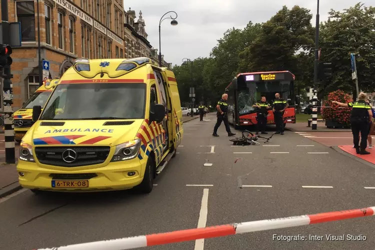 Fietsster aangereden door bus in Haarlem