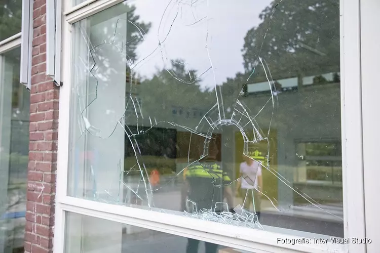 Meisjes vernielen raam van school aan de Rijksstaatweg