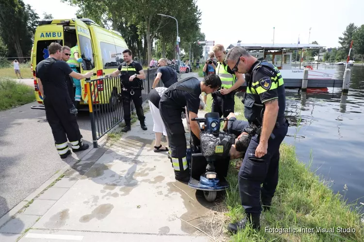 Vrouw op scootmobiel het Spaarne in