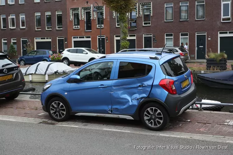 Kerende pakketbezorger ziet motorrijder over het hoofd