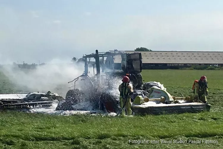 Tractor in brand in Uitgeest