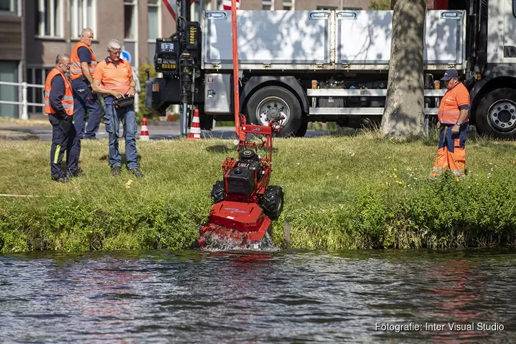 Grasmaaier in het Spaarne terecht gekomen bij maaiwerkzaamheden