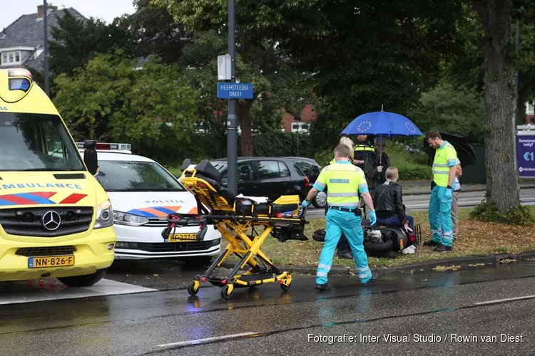 Scooterrijdster onderuit op nat wegdek in Heemstede