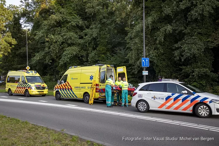 Wielrenner lelijk ten val in de Zeestraat in Beverwijk