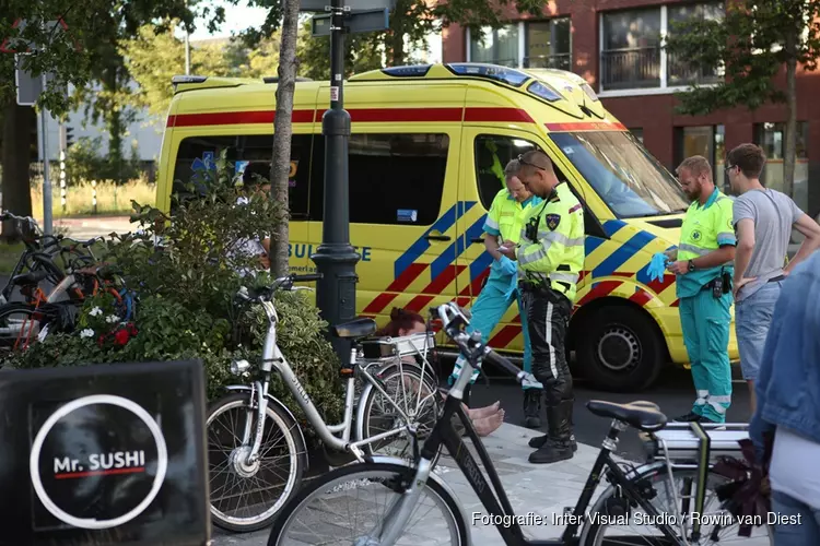 Maaltijdbezorger in botsing met fietsster