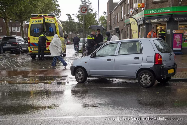 Scooterrijdster gewond na botsing tegen auto in Haarlem