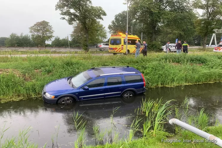 Auto te water na aanrijding