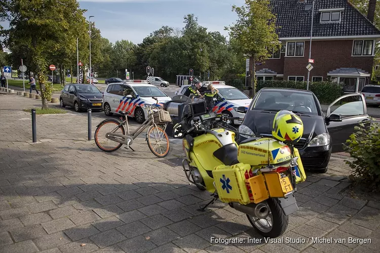 Scooterrijdster gewond door afslaande auto in Haarlem