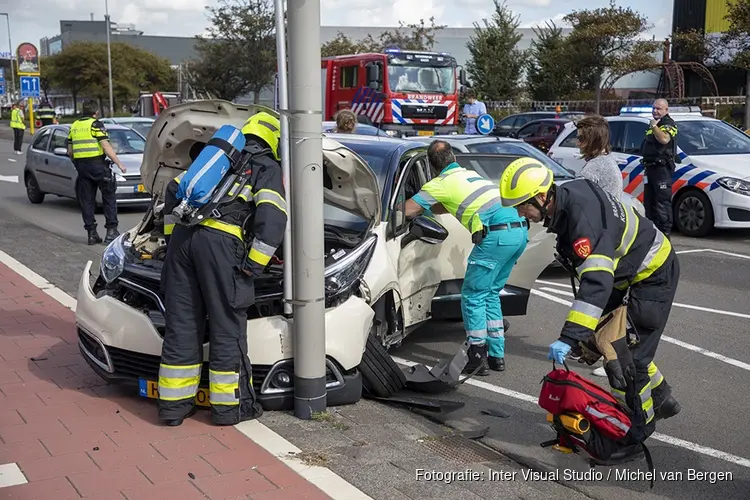 Automobilist bekneld na ongeval Parallelweg Beverwijk