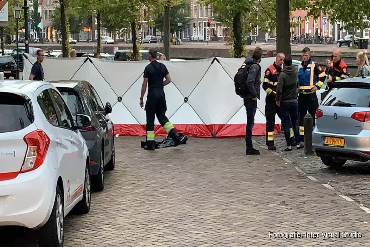 Omstanders halen drenkeling uit het water in Haarlem