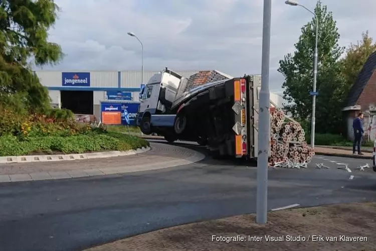 Vrachtwagen verliest evenwicht op rotonde in Haarlem en blokkeert weg