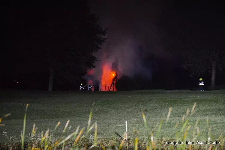 Uitslaande brand verwoest bijgebouw golfclub Heemskerk