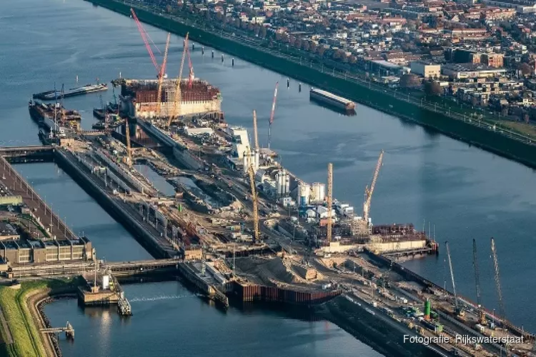 Bouwers zetten stap bij zeesluis IJmuiden