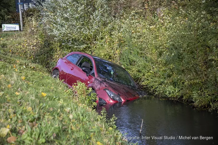 ﻿Auto in de sloot langs de Noord Schalkwijkerweg