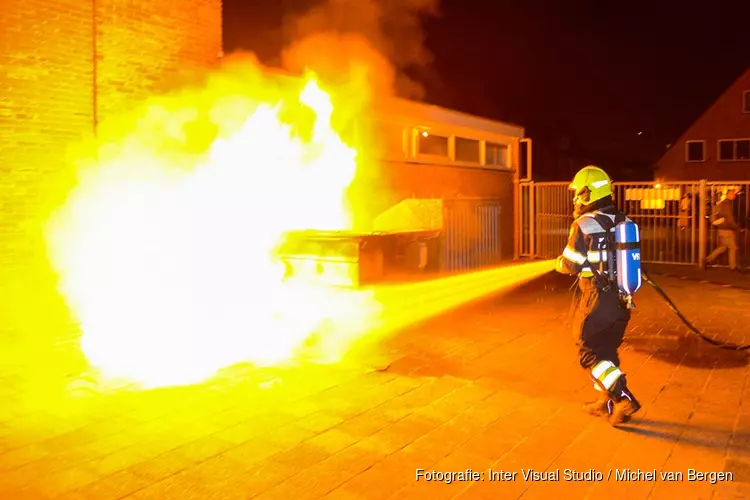 Brandweer blust brand bij basischool in Heemskerk