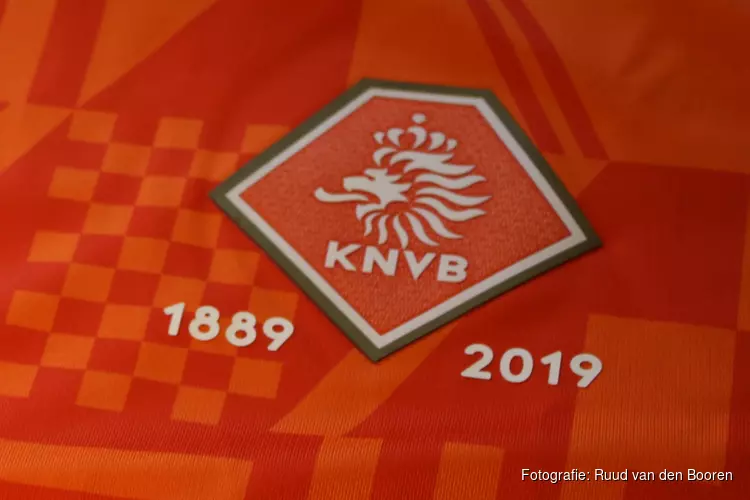 130 jaar voetbal - KNVB ruilt shirt met R.K.V.V. DEM