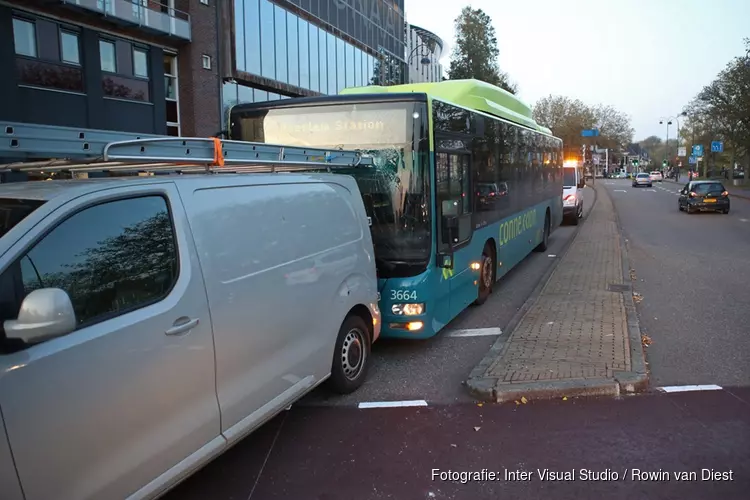 Stadsbus rijdt achterop bedrijfsbus in Haarlem