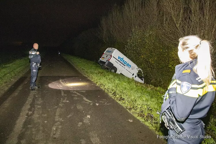 Gestolen bus met de neus in het water in Beverwijk