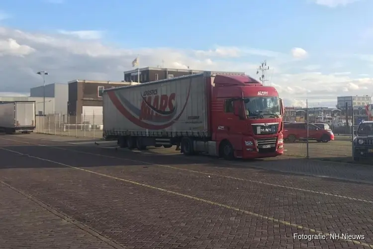 Twaalf volwassenen en vier kinderen gevonden in vrachtwagen in haven IJmuiden