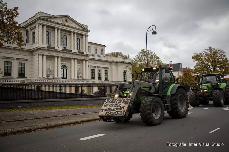 Boeren protesteren voor provinciehuis Noord Holland