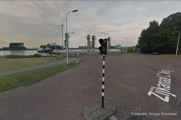 Man zwaait met hakbijl op veerpont Spaarndam: politie nog op zoek naar man