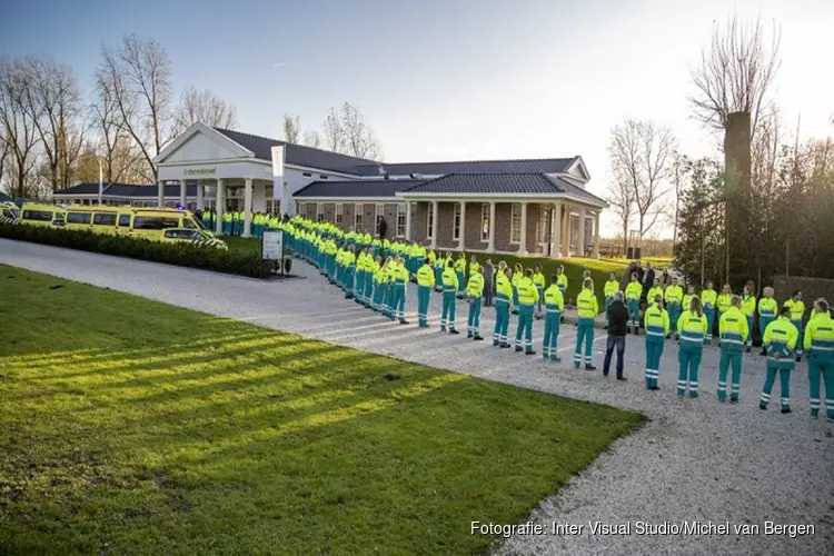 Indrukwekkende laatste groet aan overleden ambulancebroeder