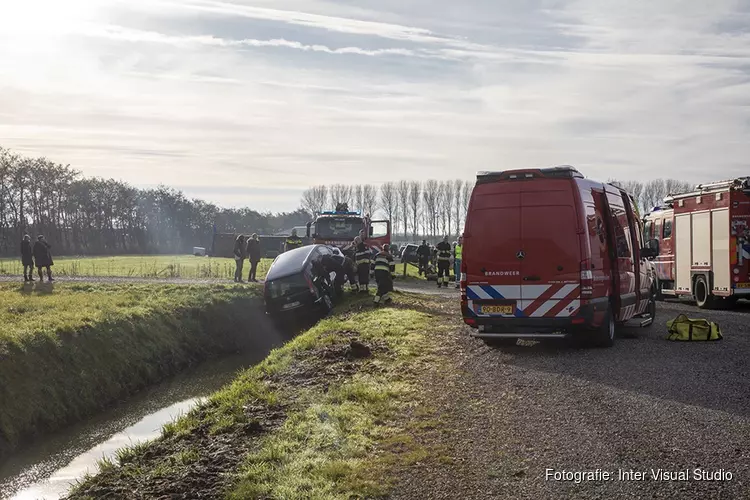 Belgische automobiliste met auto bijna te water