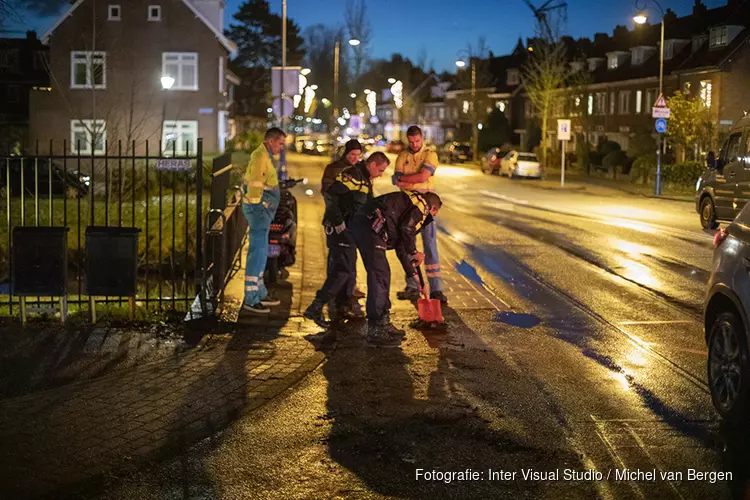 Onderuit door spekglad wegdek in Haarlem