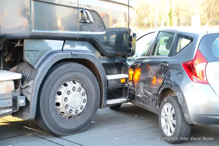 Aanrijding tussen auto en vrachtauto in Velsen-Noord