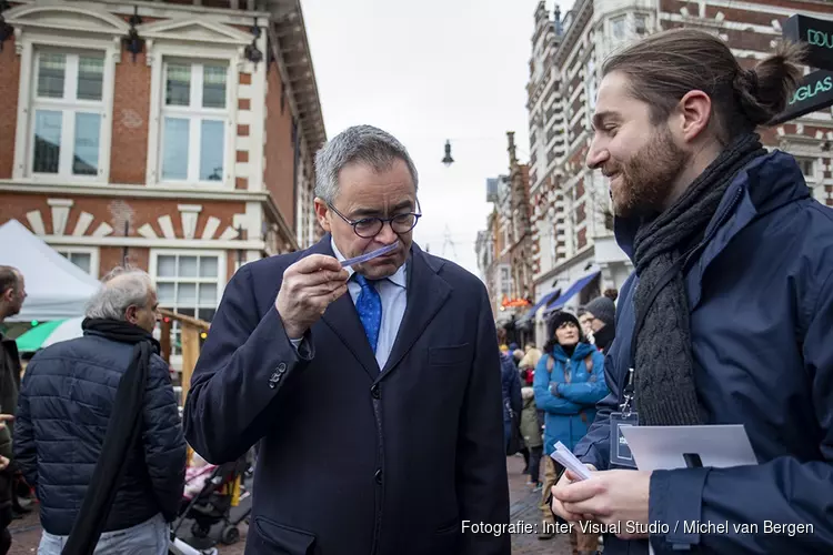 Burgemeester Jos Wienen ruikt aan de geur van XTC