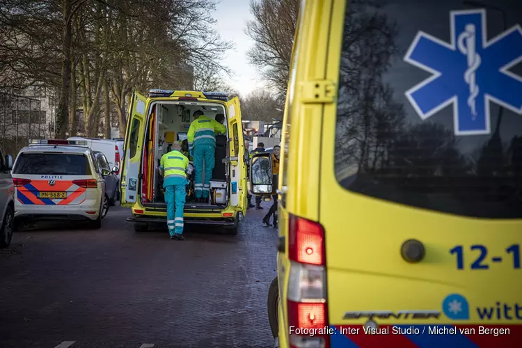 Scholier lelijk ten val op scooter voor school