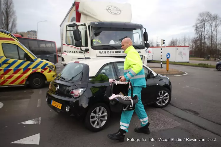 Kinderen naar ziekenhuis na aanrijding met vrachtwagen