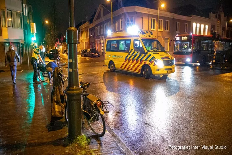 Fietser geschept door auto in centrum Haarlem