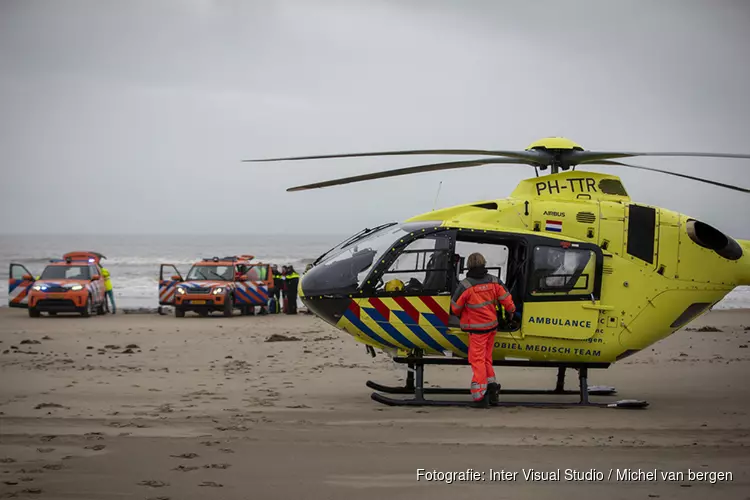 Fietser gereanimeerd op het strand