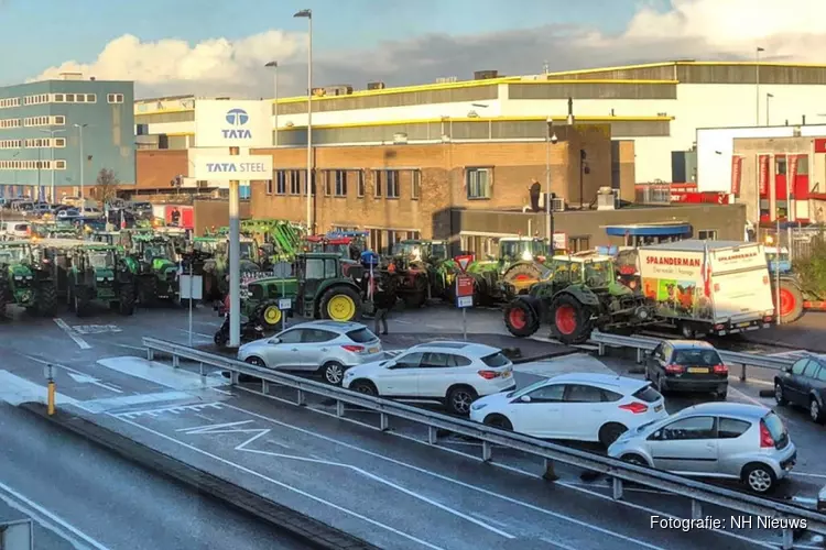 Tegengehouden A9-boeren blokkeren poorten Tata Steel: "Staat helemaal vast"