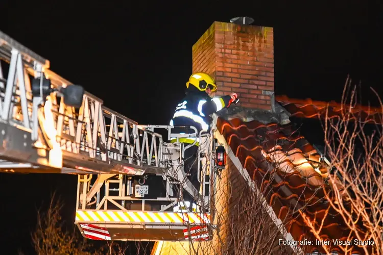 Zolderbrand bij woning aan de Spaarnestraat Beverwijk