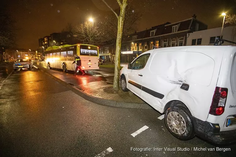 Automobilist vlucht na botsing met Connexxion bus in Haarlem