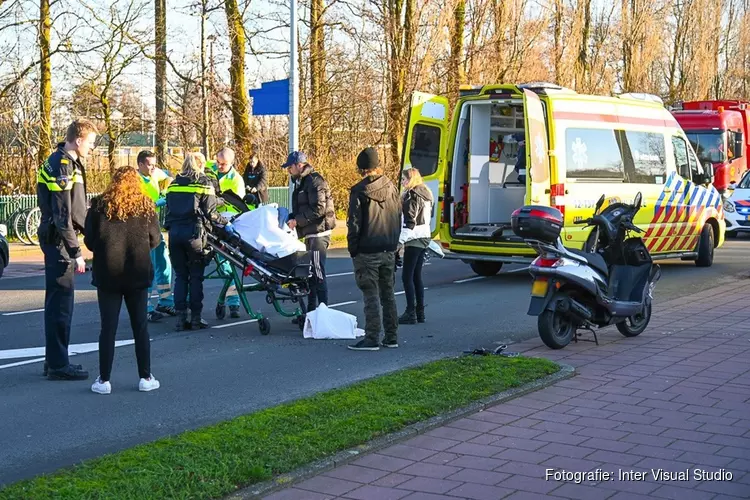 Scooterrijder met spoed naar het ziekenhuis na aanrijding