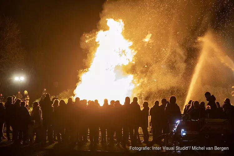 Metershoge vlammen bij kerstbomenverbranding in Bennebroek